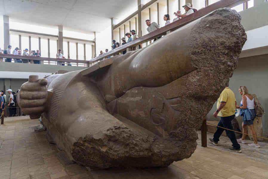 Egipto 265 - Menfis - museo al aire libre - El Coloso de Ramsés II.jpg